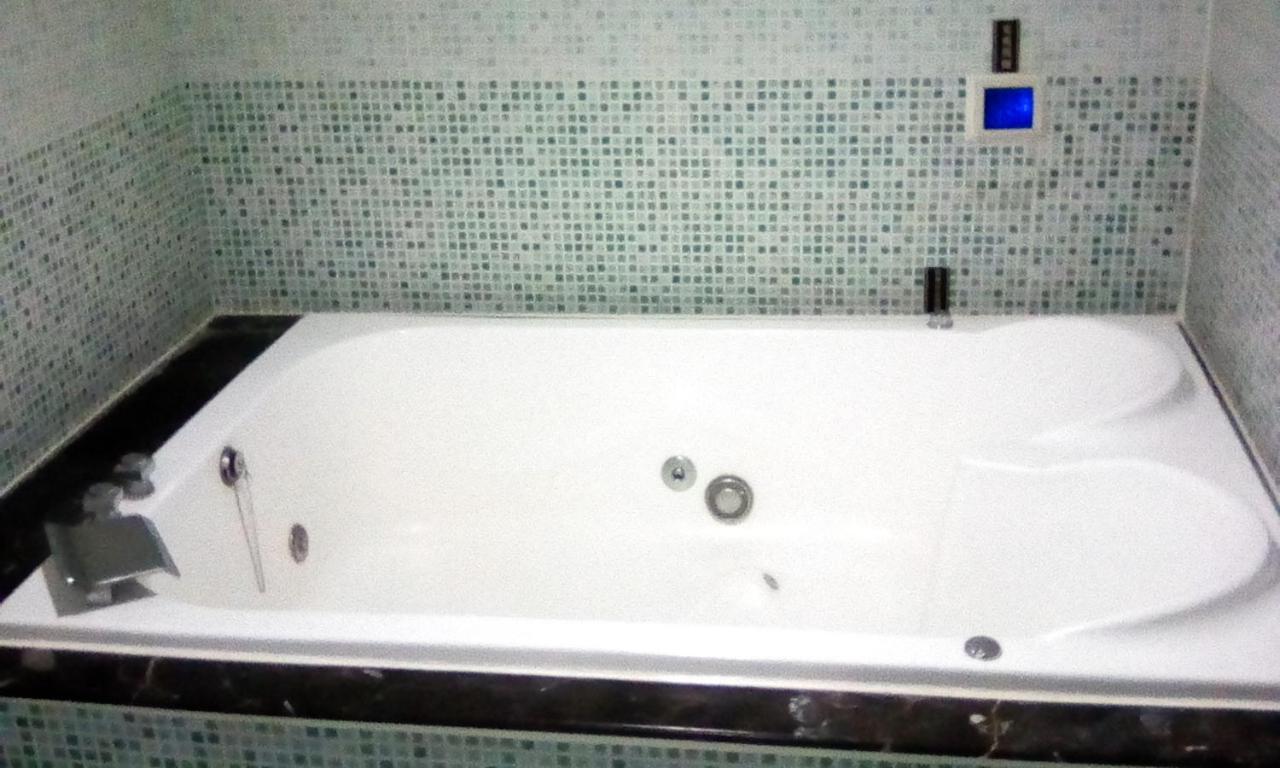 Hua Xiang Motel - Fengshan Гаосюн Экстерьер фото